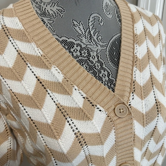 DG2 by Diane Gilman Puff-Sleeve Zig Zag Knit Chevron Cardigan. Tan/ White. Sz: M - Picture 8 of 13